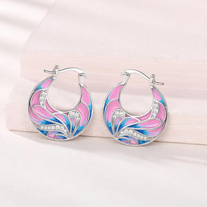 Orecchini a Cerchio E2044 in Oro Bianco per Donna, Design Floreale con Cristalli e Strass, Stile Trendy per Uso Quotidiano - Product Image 4