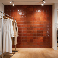 Carreaux carrés en céramique rouge rouille brillant, carreaux en céramique faits à la main pour les magasins de vêtements et la rénovation des murs de salons de mode