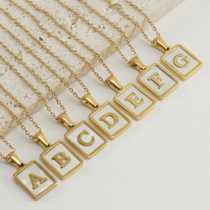 Collar con Letras del Alfabeto en Forma de Concha Rectangular |   Colgante de Madreperla con Iniciales de la A a la Z, Chapado en Oro PVD de 18K sobre Acero Inoxidable - Product Image 1