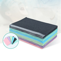 Écharpe en papier dentaire multicolore Bavoir médical jetable à trois couches imperméable pour le traitement dentaire