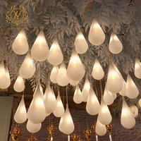 Lampe à suspension en forme de gouttelette Lumière chaude LED élégante Décoration suspendue à 10 têtes pour accessoires de fête de mariage
