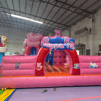 Château gonflable en PVC rose de dessin animé de Peggy Pig avec ballon pour parcs à thème et fêtes en usine