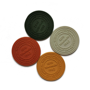 최고 순위 제품 화이트 블랙 레드 옐로우 컬러 바느질 3D 제기 고무 실리콘 로고 패치 의류 라벨 - Product Image 4