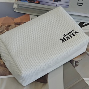 Trousse de maquillage en coton gaufré Trousse de toilette haut de gamme Logo brodé Trousse de maquillage pour femme 7 pouces - Product Image 6