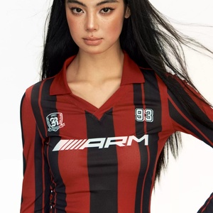 เสื้อยืดฟุตบอลปักลายตาข่ายสไตล์อเมริกัน เสื้อกีฬาวิทยาลัย เบสบอลย้อนยุค คอวี เสื้อฟุตบอล 24/25 สำหรับผู้หญิง - Product Image 4