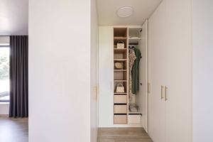 <span class=keywords><strong>Armario</strong></span> Vestidor Personalizable con Isla de Madera y Cajones, Diseño Moderno para Almacenamiento en Villas - Product Image 3