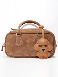 Llavero Zenos de Cuero con Forma de Oso Teddy y Hebilla de Montañismo Premium Hecha a Mano, con Decoración de Bolsa Cosida a Mano - Product Image 6
