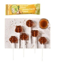 Bonbons gélifiés durs fruités pour enfants, faits à la main, à base de pâte concentrée de poire et de myrtille, selon une méthode ancienne, cuits pendant 16 heures