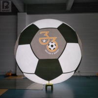 Sphère de football gonflable LED lumineuse sur mesure avec logo et graphique entièrement personnalisés pour les marques sportives, les expositions commerciales et la décoration