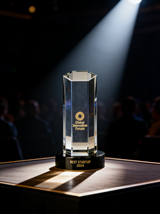 Trophée <span class=keywords><strong>de</strong></span> compétition professionnel personnalisé en acrylique léger - Personnalisation rapide du logo et du titre pour les summits sectoriels, les défis d'innovation - Product Image 1