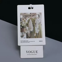 Étiquettes de vêtements recyclables personnalisées avec logo de marque privée, étiquettes de prix avec cordon pour vêtements