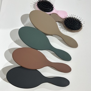 แปรงหวีผมไฟฟ้าแบบมืออาชีพสำหรับใช้ในบ้าน ป้องกันไฟฟ้าสถิตย์ กันน้ำ ช่วยสางผมไม่พันกัน ด้ามไม้ สำหรับต่อผม - Product Image 5