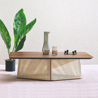 Table basse et table d'appoint design nordique en bois massif avec plateau en marbre, idéale pour les maisons d'hôtes, les hôtels et les appartements