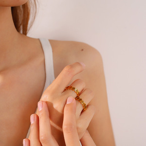 แหวนทองแดงลายฉลุสไตล์ยุโรปอเมริกัน ดีไซน์หรูหราเบาๆ แบบเฉพาะกลุ่ม  นำโชค  สามารถสวมซ้อนกันได้  แฟชั่นสำหรับทั้งชายและหญิง - Product Image 4