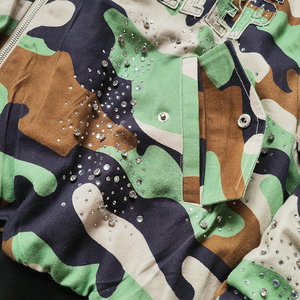 เสื้อแจ็คเก็ตฮู้ดดี้ผู้ชาย YSJY OEM สไตล์สตรีทแวร์แฟชั่นฤดูหนาว ลายพรางพิมพ์ลายสีเขียวบุซับใน แต่งคริสตัลขนาดใหญ่ ซิปหน้า - Product Image 4