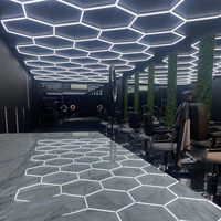 Lampe d'atelier LED portable et étanche pour le detailing automobile et les salles d'exposition de voitures, montage hexagonal au plafond avec CCT 6000K, indice de protection IP54