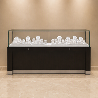 Vitrine de comptoir pour bijoux de luxe, cadre bronze champagne, base noire mate anthracite, plateforme d'exposition intérieure blanche, verre trempé