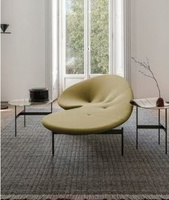 Chaise longue sculpturale au design ondulé organique, tissu vert olive, boutons capitonnés, pieds en métal noir