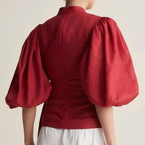 Chemisier de bureau élégant en lin tissé uni pour femme La Bohème, avec détail nœud, manches ballon écarlates, 100 % respirant, style vintage - Product Image 6