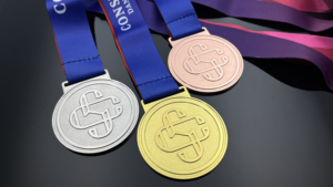 Trofeo y medallas de copa de fútbol de aleación de zinc deportivo con logotipo personalizado de fabricación OEM - Product Image 2