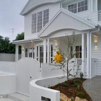 Panneaux de clôture en aluminium blanc, design à piquets, avec poteaux carrés pour l'intimité, clôture métallique résistante à la rouille, revêtement en poudre, pour jardin extérieur