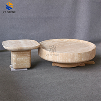 Table basse moderne et spacieuse en marbre KT STONE avec support stable pour conversations en famille, moments de thé et petits rassemblements.