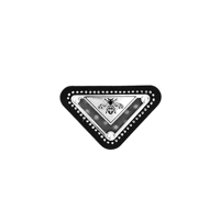 Étiquette de marque de vêtement en cuir microfibre personnalisée, logo abeille triangulaire en métal, décorée de rivets, en matériau composite