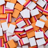 Ensemble de Mahjong américain de luxe de 160 pièces, tuiles en acrylique orange à 4 couches avec supports et jokers, jeu de Mahjong moderne pour la famille et les voyages