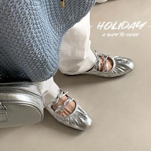 Sandalias de mujer con volantes, doble lazo, color liso, punta redonda, sin cordones, para uso casual, cómodas, duraderas y de suela plana. - Product Image 2