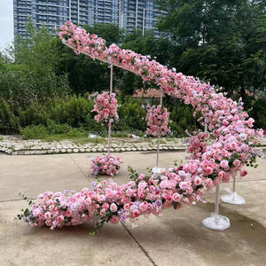 Arreglo floral para decoración de escenario de boda, forma de curva en S, arco de flores con rosas blancas y plantas verdes para eventos de boda. - Product Image 6