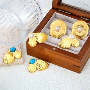 Bijoux fantaisie pour femme, boucles d'oreilles pendantes en acier inoxydable plaqué or 18 carats, motif feuille et fleur, avec perles et turquoise. - Product Image 1