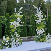 Arco Dorado con Fondo de Hortensias Verdes, Rosas Blancas y Flores de Seda, Follaje en Cascada para Ceremonias, Escenarios, Recepciones, Fiestas y Eventos