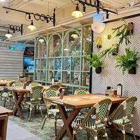 Französischer Retro-Amerikanischer Landhausstil PE-Rattan Outdoor Esstisch-Stuhl-Set Wasserdicht Sonnenbeständig UV-Schutz für den Garten