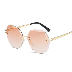 Gafas de sol de nuevo estilo con borde de corte poligonal para mujer, lentes degradados de metal sin marco dorado, UV400, ligeras, tipo 3 - Product Image 1