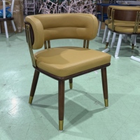 Chaise de salle à manger de luxe légère avec pieds imitation bois pour restaurant haut de gamme, espace repas de boutique B&B, salle à manger privée