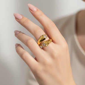 แหวนสแตนเลสชุบทองรูปทรงเรขาคณิตฝังเพชรสำหรับผู้หญิง เครื่องประดับสำหรับงานปาร์ตี้ ดีไซน์เปิดแบบไม่สมมาตร สามารถสวมซ้อนกันได้ - Product Image 2