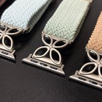 Bracelet de montre personnalisé en gros avec breloque trèfle à quatre feuilles, en nylon, ajustable, avec fermoir magnétique pour Apple Watch