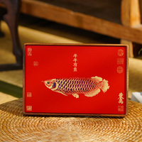 Tableau d'art de bureau rectangulaire intemporel minimaliste avec motif Arowana en laiton et cadre en bois massif, idéal pour les remises de diplômes, les anniversaires et comme souvenir haut de gamme, direct usine