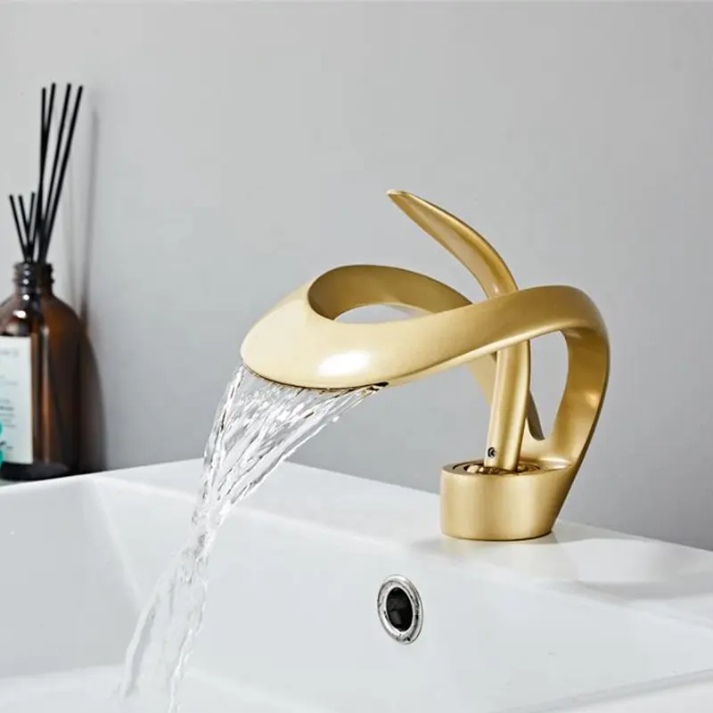 Low MOQ Brush Gold Modern Hot Cold Water Mixer monoforo bagno rubinetto per lavabo a cascata in ottone di lusso