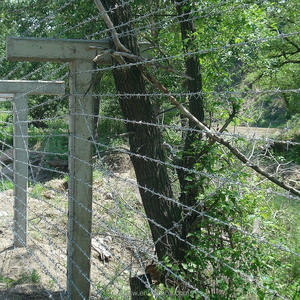 कांटेदार तार 500 मीटर सुरक्षा के लिए घरेलू खेत और उद्यान के लिए टिकाऊ कांटेदार तार की सुरक्षा के लिए 1640 फीट कोइल लौह स्पाइक बाड़ - Product Image 3