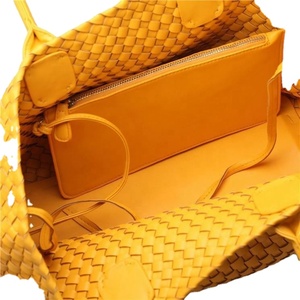 Sac fourre-tout en cuir vegan personnalisé de grande capacité pour les voyages - Sac à main et sac à bandoulière élégant pour femmes - Product Image 4