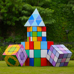 Escultura de Cubo Piramidal de FRP en Colores Brillantes, Adorno Geométrico Duradero para Centros Comerciales, Parques Temáticos y Paisajes Exteriores - Product Image 2