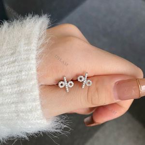 Dylam Venta Directa: Pendientes de Plata con Forma Adorable para Bebé Niña, con Circonita Cúbica Transparente y Diseño de Signo de Porcentaje, Tipo Tornillo - Product Image 3