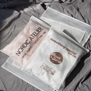 Sacs à fermeture éclair haut de gamme pour vêtements féminins, emballage cadeau en plastique givré à ouverture plate pour le shopping, vente en gros, stock disponible - Product Image 4