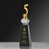 Trophée personnalisé en cristal avec numéro doré et base noire pour la reconnaissance des anniversaires