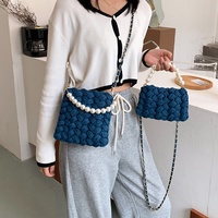 Sac à bandoulière en crochet fait main Hyuna Pearl avec chaîne en fil et bandes de tissu tissées