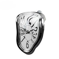 Horloge murale en quartz en plastique de style antique moderne de 7 pouces, affichage abstrait à aiguille unique, design créatif pour salon