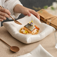 Assiette carrée en céramique de forme oreiller, 6/8 pouces, blanche, artistique, haut de gamme, avec logo personnalisé INS, pour la maison, le restaurant, l'hôtel