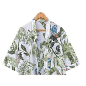 Bata Kimono de Algodón de Tallas Grandes con Diseño Floral de Estilo Moderno, Estampado Floral Hecho a Mano, Disponible a Precio Mayorista - Product Image 2