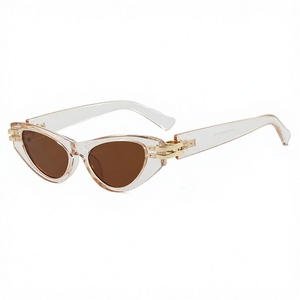 Lunettes de soleil triangulaires œil de chat, protection UV400, style haut de gamme pour femmes, mode européenne et américaine, célébrité d'Internet, nouveauté 2025 - Product Image 6